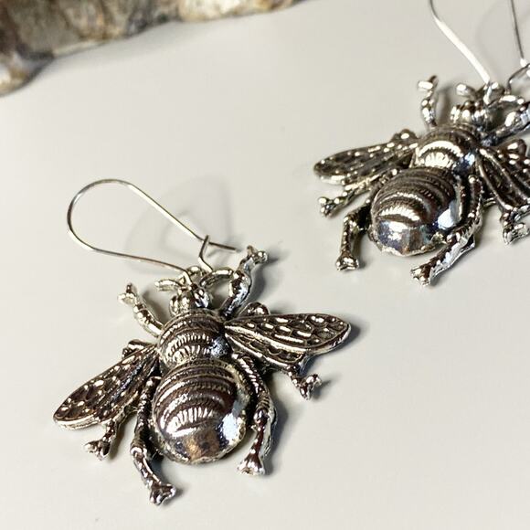 NEW Queens Night Out Bee Earrings - Picture 11 of 11